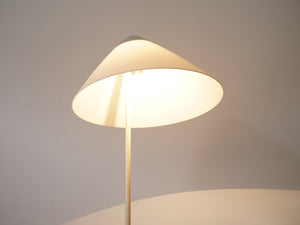 ハンスJウェグナーのフロアランプ オパーラ Hans J Wegner G004 Opala Floor lamp 北欧デザインのスタンド照明を点灯させた様子 アクリルのシェード内部