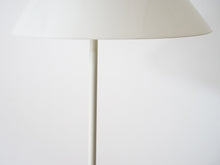 画像をギャラリービューアに読み込む, ハンスJウェグナーのフロアランプ オパーラ Hans J Wegner G004 Opala Floor lamp 北欧デザインのスタンド照明 金属のスタンド
