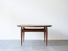 画像をギャラリービューアに読み込む, アイヴァンAヨハンソン ブラジリアンローズウッドの丸テーブル コーヒーテーブル Ejvind A.Johansson Reversable Table 北欧デザインのローテーブルの正面
