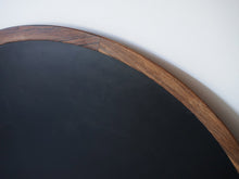 画像をギャラリービューアに読み込む, アイヴァンAヨハンソン ブラジリアンローズウッドの丸テーブル コーヒーテーブル Ejvind A.Johansson Reversable Table 北欧デザインのローテーブルの黒い面　シミあり

