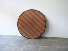 画像をギャラリービューアに読み込む, アイヴァンAヨハンソン ブラジリアンローズウッドの丸テーブル コーヒーテーブル Ejvind A.Johansson Reversable Table 北欧デザインのローテーブルの木目の面
