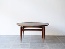 画像をギャラリービューアに読み込む, アイヴァンAヨハンソン ブラジリアンローズウッドの丸テーブル コーヒーテーブル Ejvind A.Johansson Reversable Table 北欧デザインのローテーブルの正面やや上から
