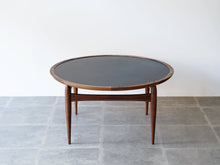 画像をギャラリービューアに読み込む, アイヴァンAヨハンソン ブラジリアンローズウッドの丸テーブル コーヒーテーブル Ejvind A.Johansson Reversable Table 北欧デザインのローテーブルの上から見た様子
