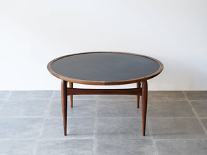 アイヴァンAヨハンソン ブラジリアンローズウッドの丸テーブル コーヒーテーブル Ejvind A.Johansson Reversable Table 北欧デザインのローテーブルの上から見た様子