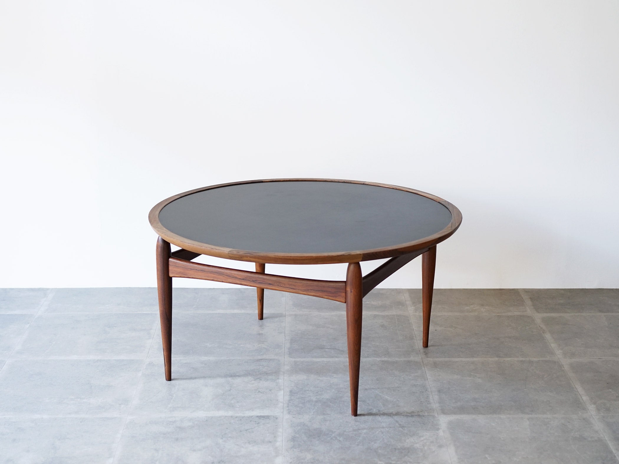 アイヴァンAヨハンソン ブラジリアンローズウッドの丸テーブル コーヒーテーブル Ejvind A.Johansson Reversable Table 北欧デザインのローテーブル