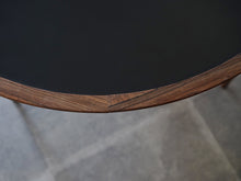 画像をギャラリービューアに読み込む, アイヴァンAヨハンソン ブラジリアンローズウッドの丸テーブル コーヒーテーブル Ejvind A.Johansson Reversable Table 北欧デザインのローテーブルの天板の縁
