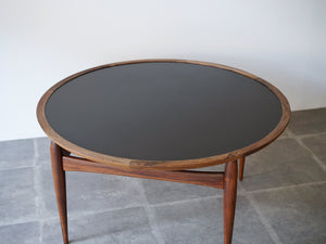 アイヴァンAヨハンソン ブラジリアンローズウッドの丸テーブル コーヒーテーブル Ejvind A.Johansson Reversable Table 北欧デザインのローテーブルの黒い天板