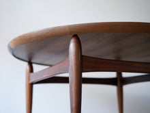 画像をギャラリービューアに読み込む, アイヴァンAヨハンソン ブラジリアンローズウッドの丸テーブル コーヒーテーブル Ejvind A.Johansson Reversable Table 北欧デザインのローテーブル テーブルの縁で止める
