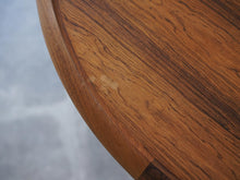 画像をギャラリービューアに読み込む, アイヴァンAヨハンソン ブラジリアンローズウッドの丸テーブル コーヒーテーブル Ejvind A.Johansson Reversable Table 北欧デザインのローテーブル ブラジリアンローズウッドの木目　シミあり
