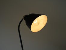 画像をギャラリービューアに読み込む, ドイツデザインの黒いテーブルランプの点灯イメージ
