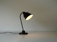 画像をギャラリービューアに読み込む, ドイツデザインの黒いテーブルランプの点灯イメージ
