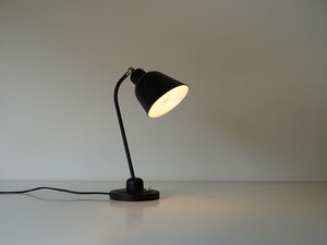ドイツデザインの黒いテーブルランプの点灯イメージ