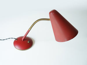 スウェーデンデザインの赤いテーブルランプを上から