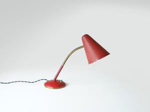 スウェーデンデザインの赤いテーブルランプ角度調節