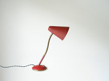 画像をギャラリービューアに読み込む, スウェーデンデザインの赤いテーブルランプ
