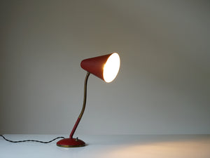 スウェーデンデザインの赤いテーブルランプの点灯イメージ