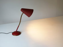 画像をギャラリービューアに読み込む, スウェーデンデザインの赤いテーブルランプ
