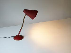 スウェーデンデザインの赤いテーブルランプ
