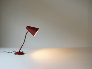 スウェーデンデザインの赤いテーブルランプ