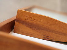 画像をギャラリービューアに読み込む, Finn Juhl （フィンユール）のTurning trayのフレーム側面にあるフィンユールのサインの刻印
