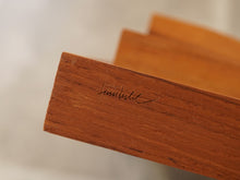 画像をギャラリービューアに読み込む, Finn Juhl （フィンユール）のTurning trayのチーク材のフレームにあるフィンユールのサインの刻印
