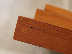 Finn Juhl （フィンユール）のTurning trayのチーク材のフレームにあるフィンユールのサインの刻印