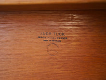 画像をギャラリービューアに読み込む, Hans J. Wegner(ハンスJウェグナー)AT15ローテーブルの裏面にあるANDR TUCKの刻印
