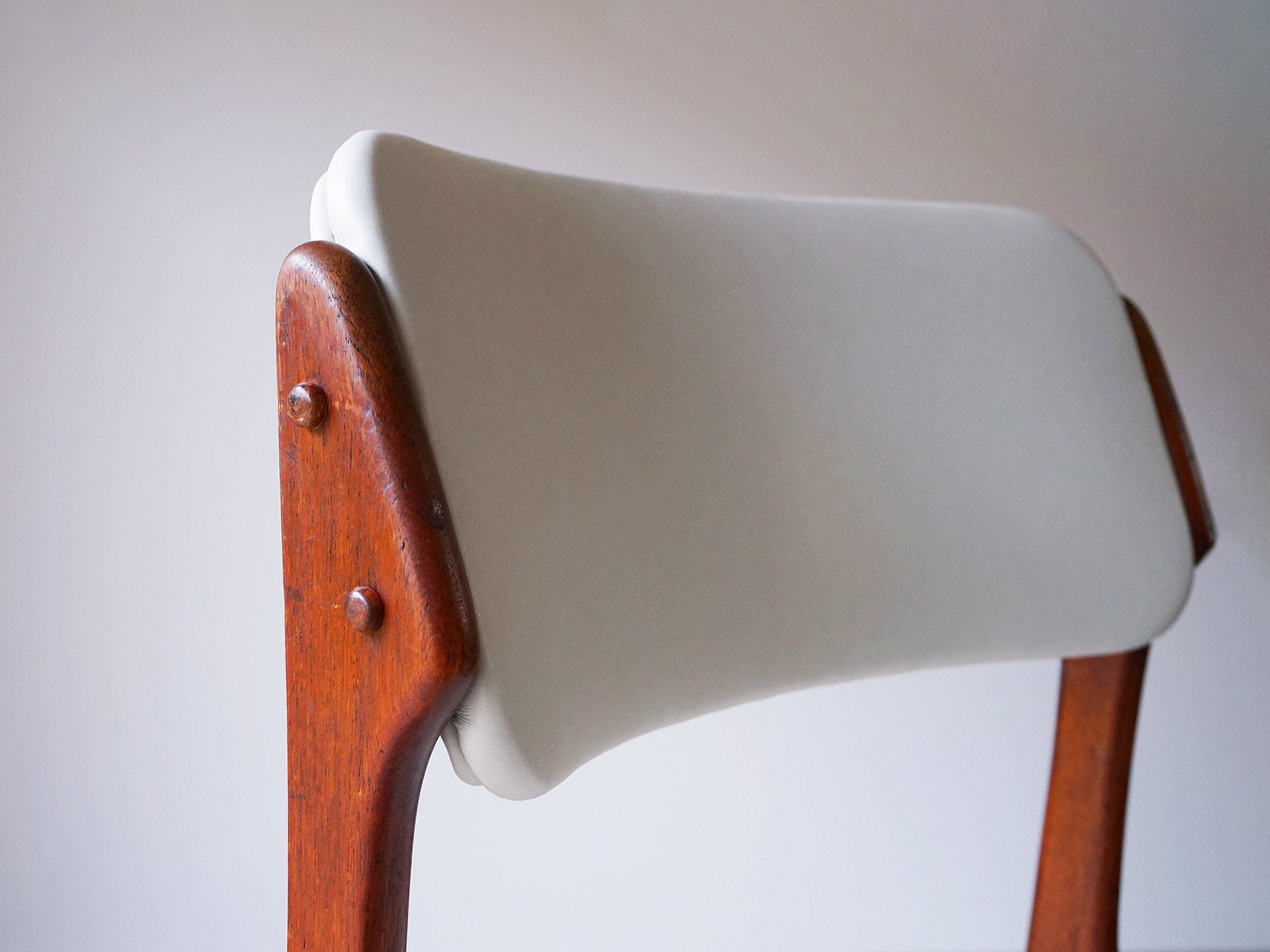 Erik Buch（エリック・バック）Model 49 ダイニングチェア北欧 白い