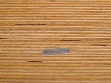 画像をギャラリービューアに読み込む, デンマークデザインのベンチに貼られたラベル
