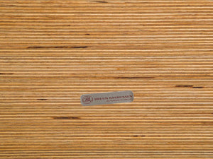 デンマークデザインのベンチに貼られたラベル