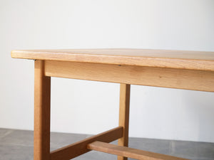Børge Mogensen（ボーエ・モーエンセン）のオーク無垢材の正方形テーブルの淵と幕板