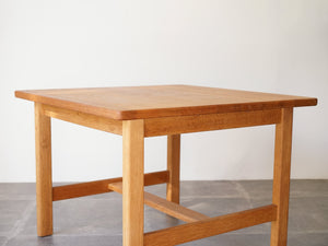 Børge Mogensen（ボーエ・モーエンセン）のオーク無垢材の正方形テーブルの角