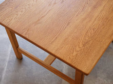 画像をギャラリービューアに読み込む, Børge Mogensen（ボーエ・モーエンセン）のオーク無垢材の正方形テーブルの天板　木目の様子
