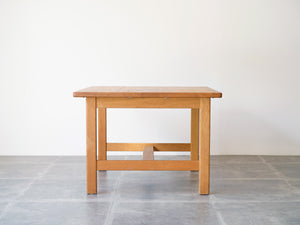 Børge Mogensen（ボーエ・モーエンセン）のオーク無垢材の正方形テーブルの側面