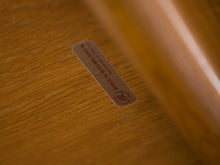 画像をギャラリービューアに読み込む, モーエンセンのダイニングテーブルに貼られたテーブル
