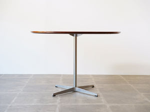 北欧デザイナーのテーブル真横