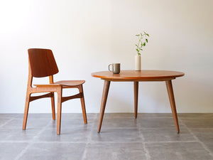ハンスJウェグナーのテーブルAT8と椅子