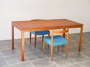 Christian Hvidt（クリスチャン・ヴィッツ）のダイニングテーブルとナナ・ディッツェルの椅子のコーデ