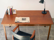 画像をギャラリービューアに読み込む, Danish cabinetmaker Desk of mahogany with three drawers
