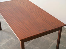 画像をギャラリービューアに読み込む, Danish cabinetmaker Desk of mahogany with three drawers
