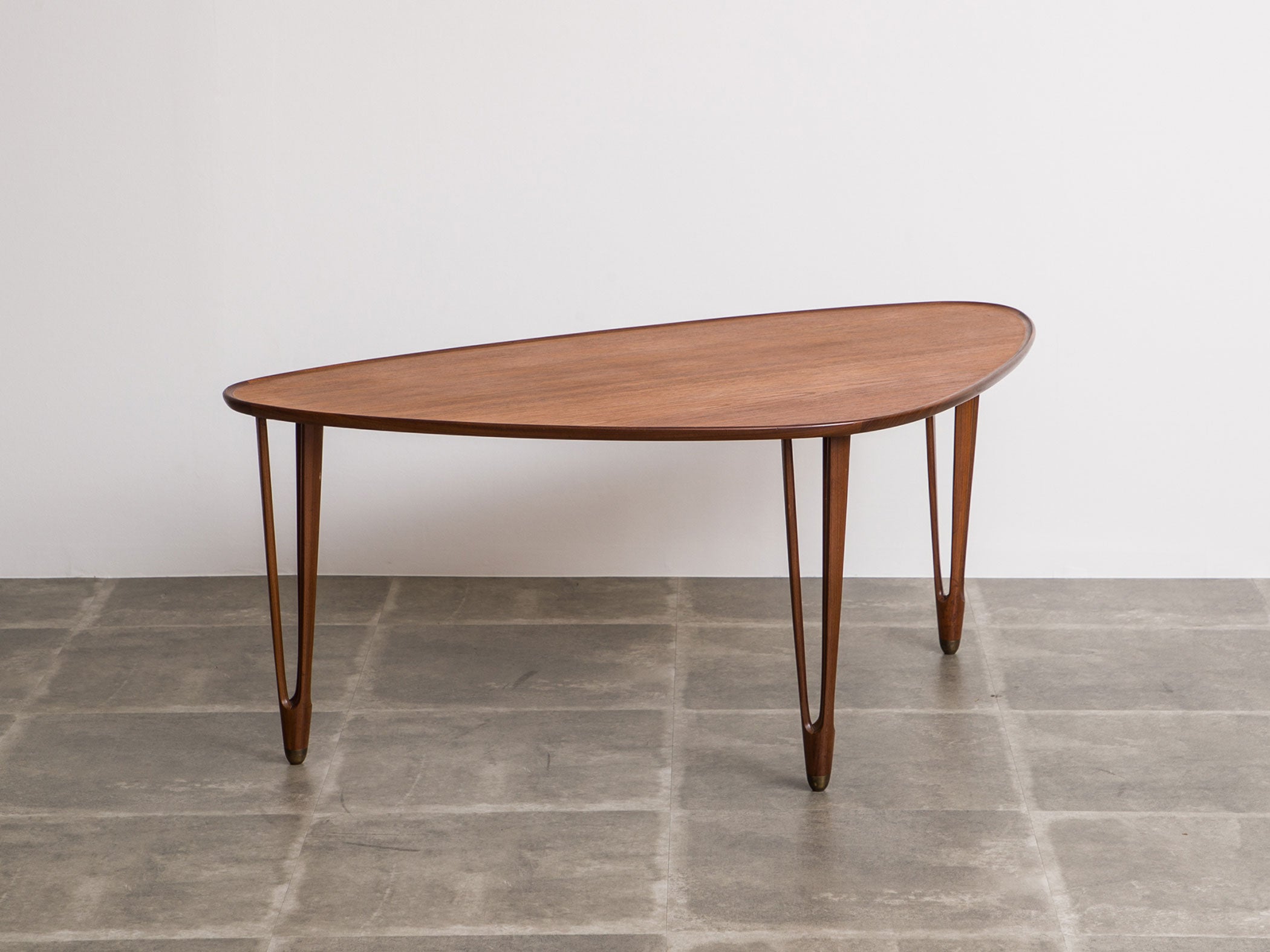 デンマークデザインの三角テーブル