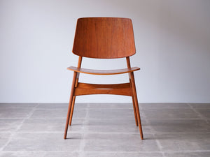 モーエンセンの椅子モデル155の正面
