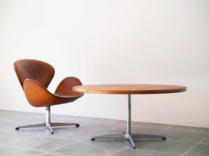 Arne Jacobsen（アルネ・ヤコブセン）の丸テーブルとスワンチェア