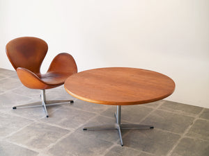 Arne Jacobsen（アルネ・ヤコブセン）の丸テーブルとスワンチェアの組み合わせ