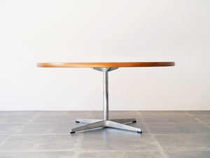 Arne Jacobsen（アルネ・ヤコブセン）の丸テーブルを真横から