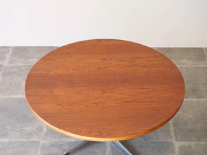 Arne Jacobsen（アルネ・ヤコブセン）の丸テーブルのチーク材の天板