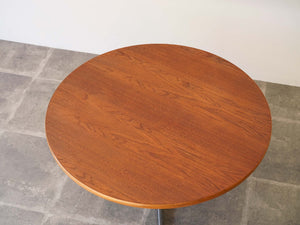 Arne Jacobsen（アルネ・ヤコブセン）の丸テーブルの天板はチーク材でオリジナルではありません