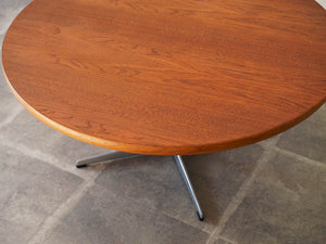 Arne Jacobsen（アルネ・ヤコブセン）の丸テーブルのしっかりと厚みのある天板