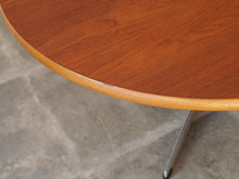 画像をギャラリービューアに読み込む, Arne Jacobsen（アルネ・ヤコブセン）の丸テーブルの淵にあるキズ
