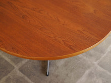 画像をギャラリービューアに読み込む, Arne Jacobsen（アルネ・ヤコブセン）の丸テーブルの天板の木目
